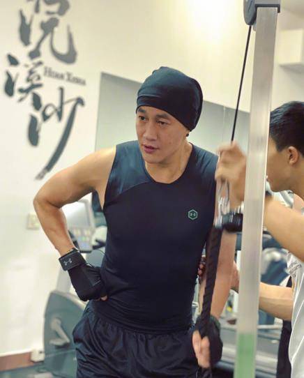 何润东近况曝光,身材健硕肌肉发达,麒麟臂也是男友力满满_运动_锻炼