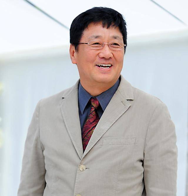 这位男演员正是延政勋的父亲,韩佳人的公公,已经许久不演戏的延奎镇.