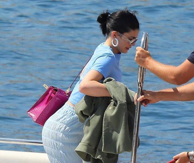 凯莉詹娜和老公畅游地中海,蓝色服饰造型感觉清新扑面_衣服_金小妹