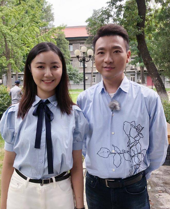 与各位电视名嘴合照,与她合照的有康辉,撒贝宁,尼格买提,李梓欣,张蕾