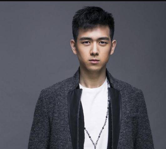 李现下意识地摸了摸头发,以为发型被风吹乱,结果摸了个寂寞_寸头_电影