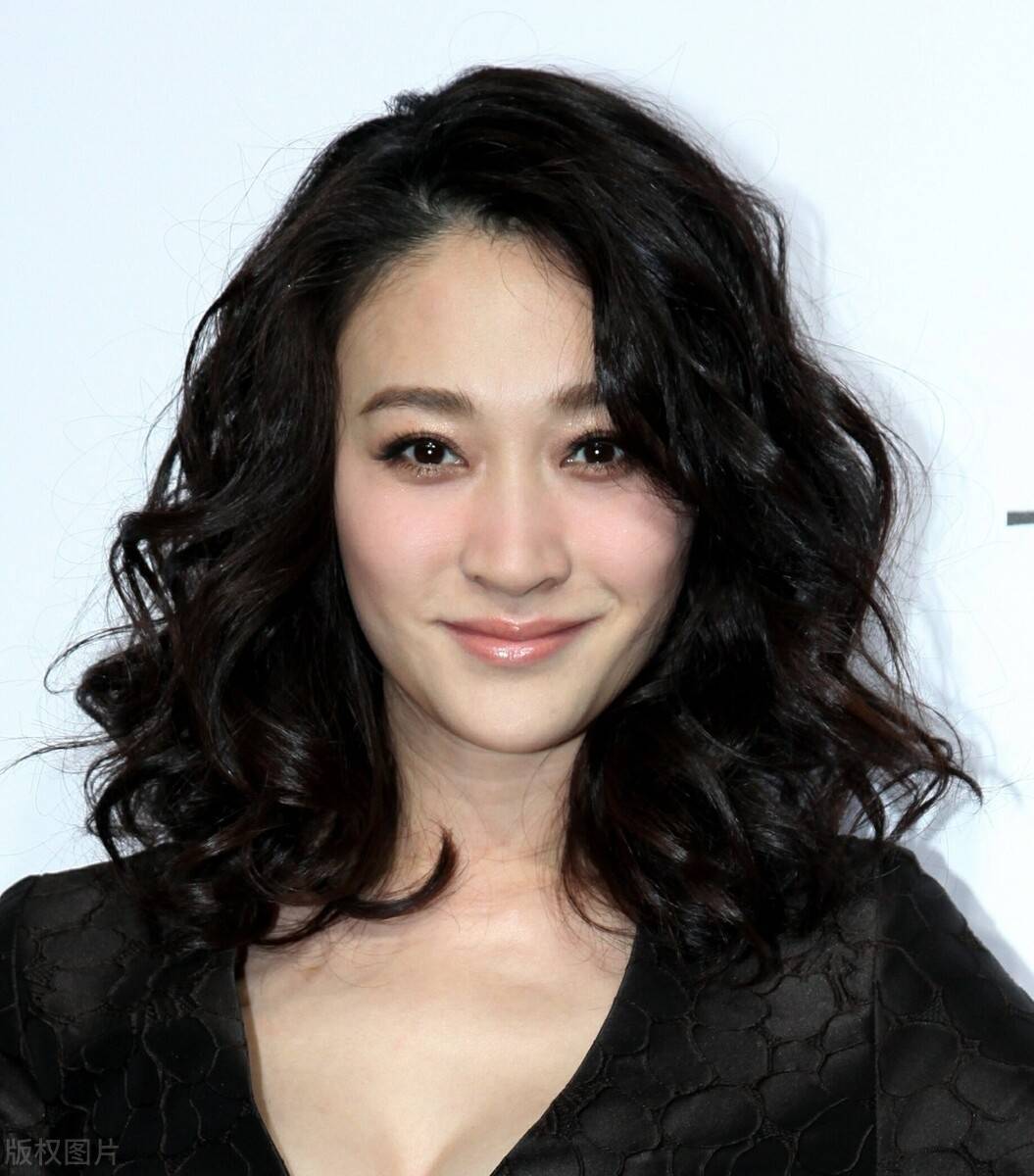 李小冉还是"踩雷了",穿小黑裙秀玲珑曲线,奈何卷发造型太显老_发型