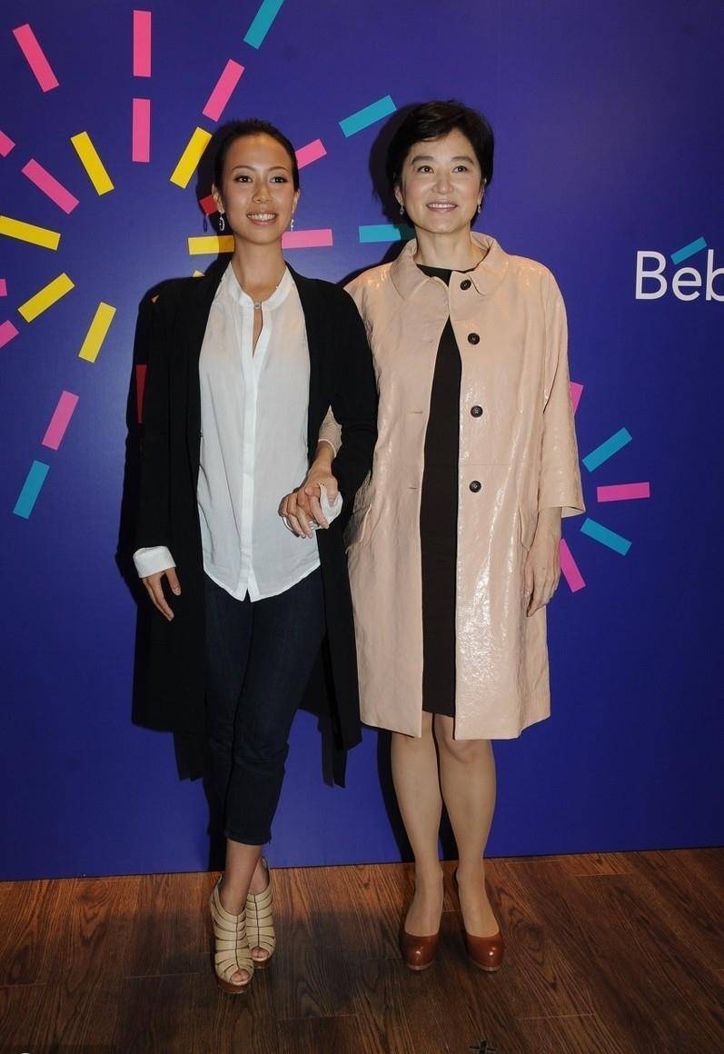 林青霞出席活动23岁爱女邢爱林罕有陪同,母女合照林青霞气质完胜_邢李