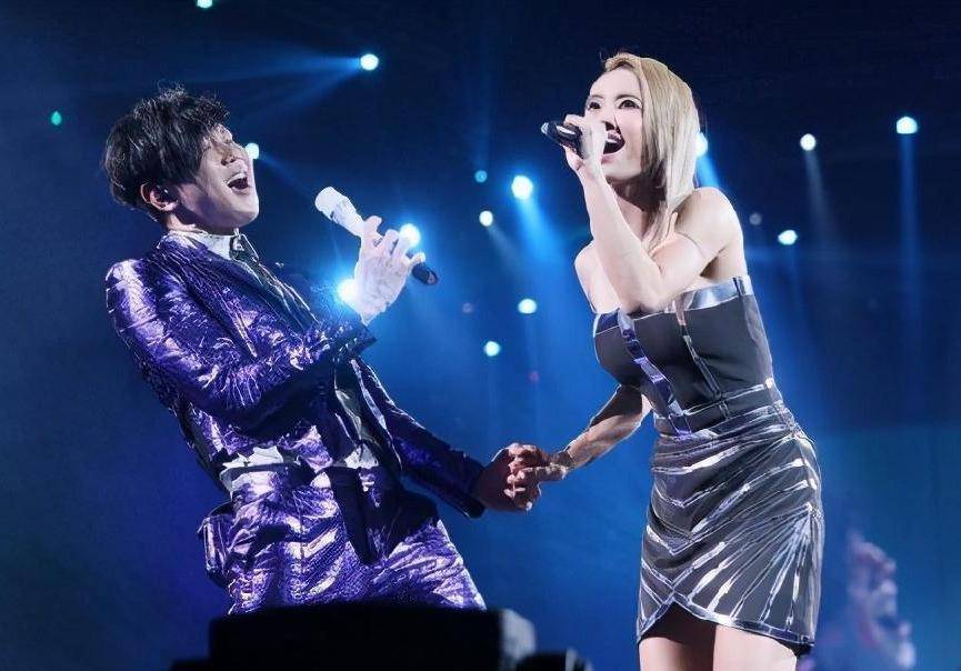 林俊杰机场影片曝光惹众怒,经纪人事后称"无心之过"_因为_方式而_吐槽