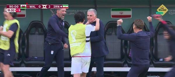 伊朗队员激动到掐主帅脖子庆祝 两分钟两球堪称神奇