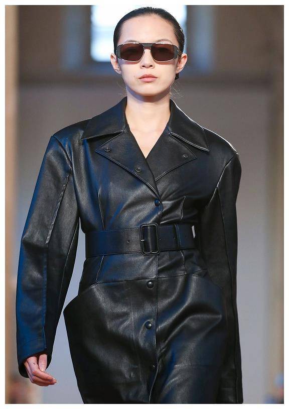 雎晓雯米兰时装周连走三场秀,呈现酷感十足的t台走秀功力!