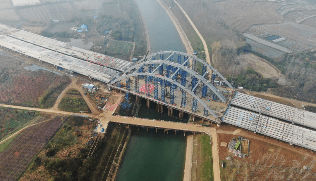 六安马头至舒城万佛湖(金舒大道)g237跨淠河总干渠大桥顺利合龙随着