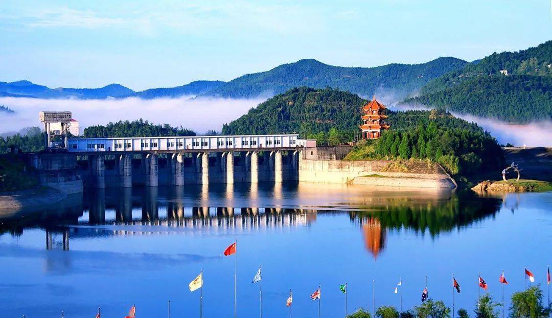 为持续擦亮世界钓鱼城名片,建立健全产业链条,我们在升钟湖启动新一