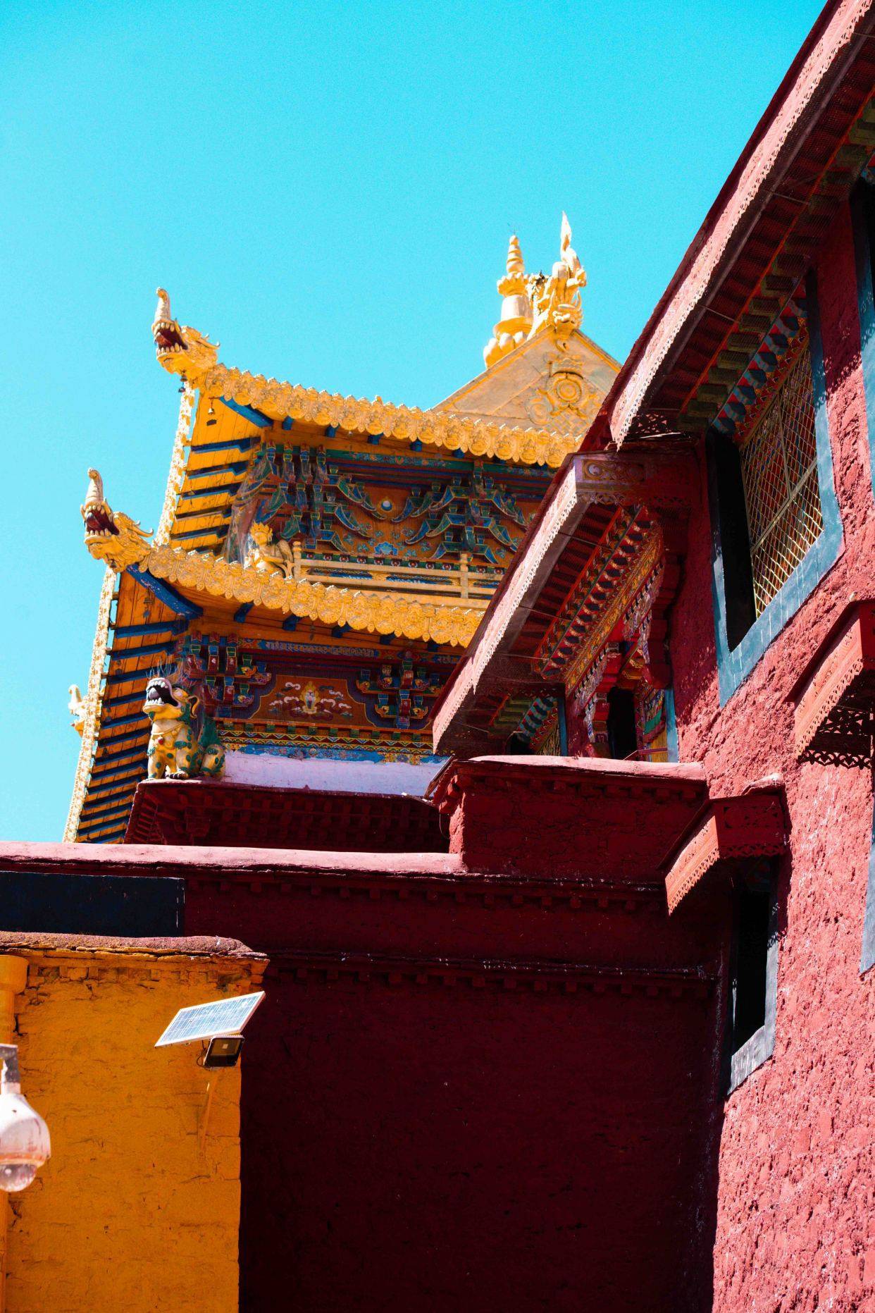 甘丹寺:矗立在旺波日山上的"天空之城",在这里见天地见万物_宗喀巴