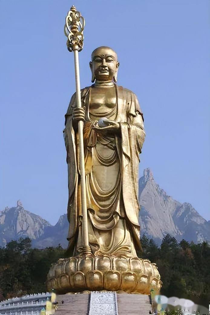 同样,地藏菩萨大佛"身高"也达到了99米,这样的庞大身躯估计很多游客