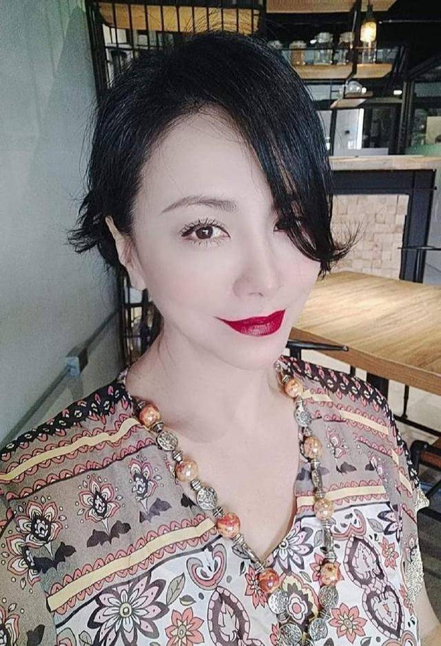 田丽太有气质,53岁一头浓密乌黑长发,风云第一美气质不减当年_时尚