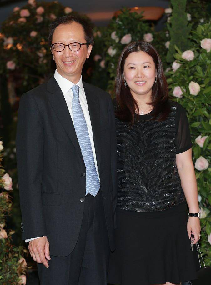 必须说,两人都嫁得很好,伏明霞与香港前财政司司长梁锦松结婚,郭晶晶