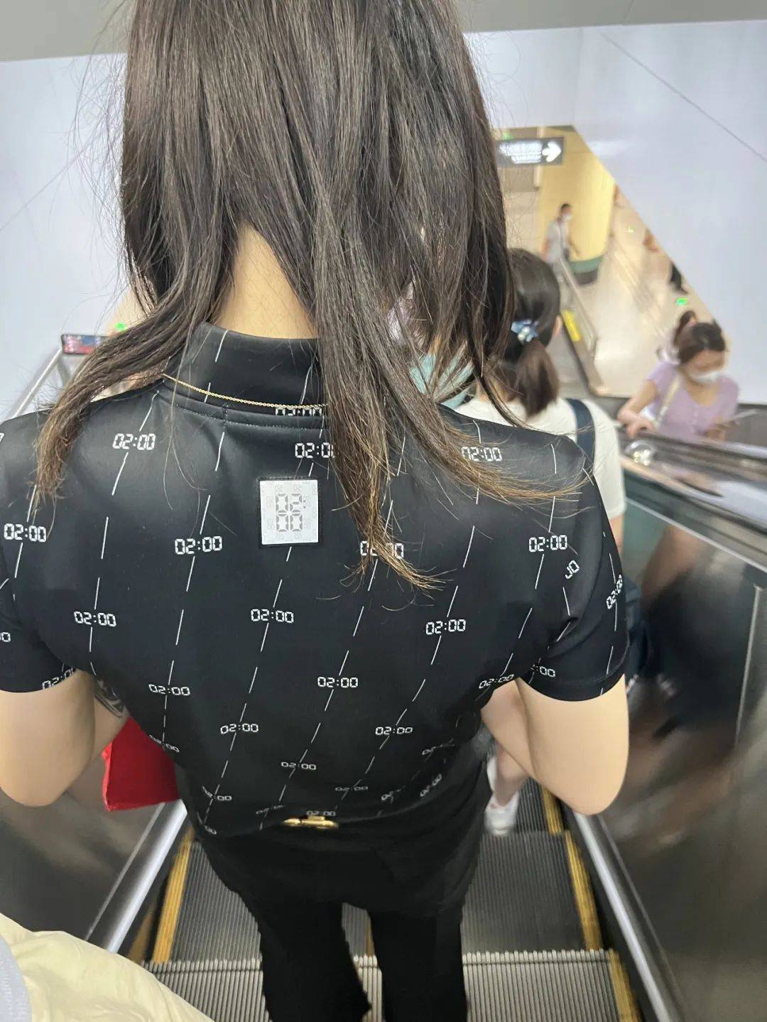 当代年轻人的后背如芒在背