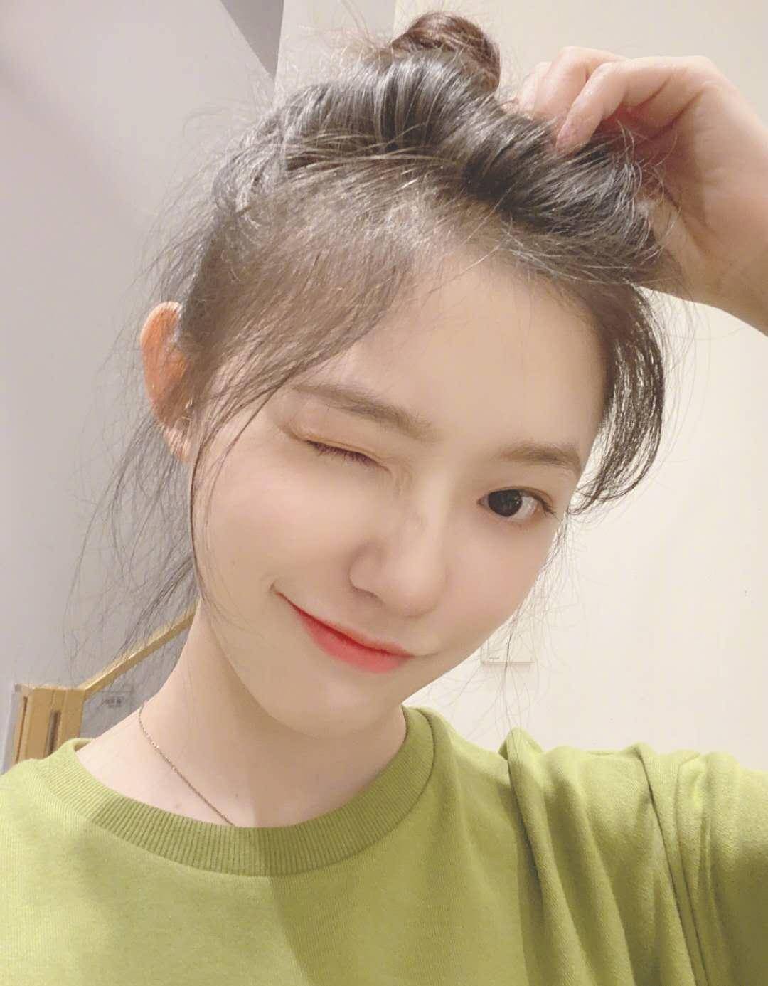 林允牛油果上衣搭丸子头,清新又甜美,元气美少女上线了!