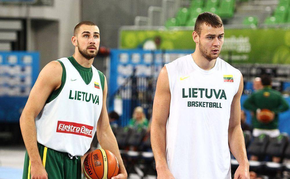 他出生于1990年,是一位立陶宛篮球运动员,莫泰尤纳斯身高214厘米,臂展