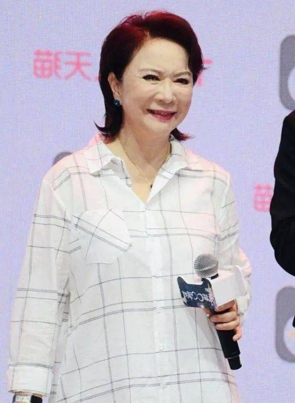 60岁蔡明老到认不出,面部浮肿似网红脸,与昔日形象判若两人_女性_衣服