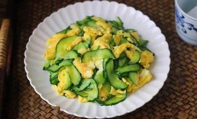 菜品:酱汁鸡腿,苔菜烧肉,银芽油丝