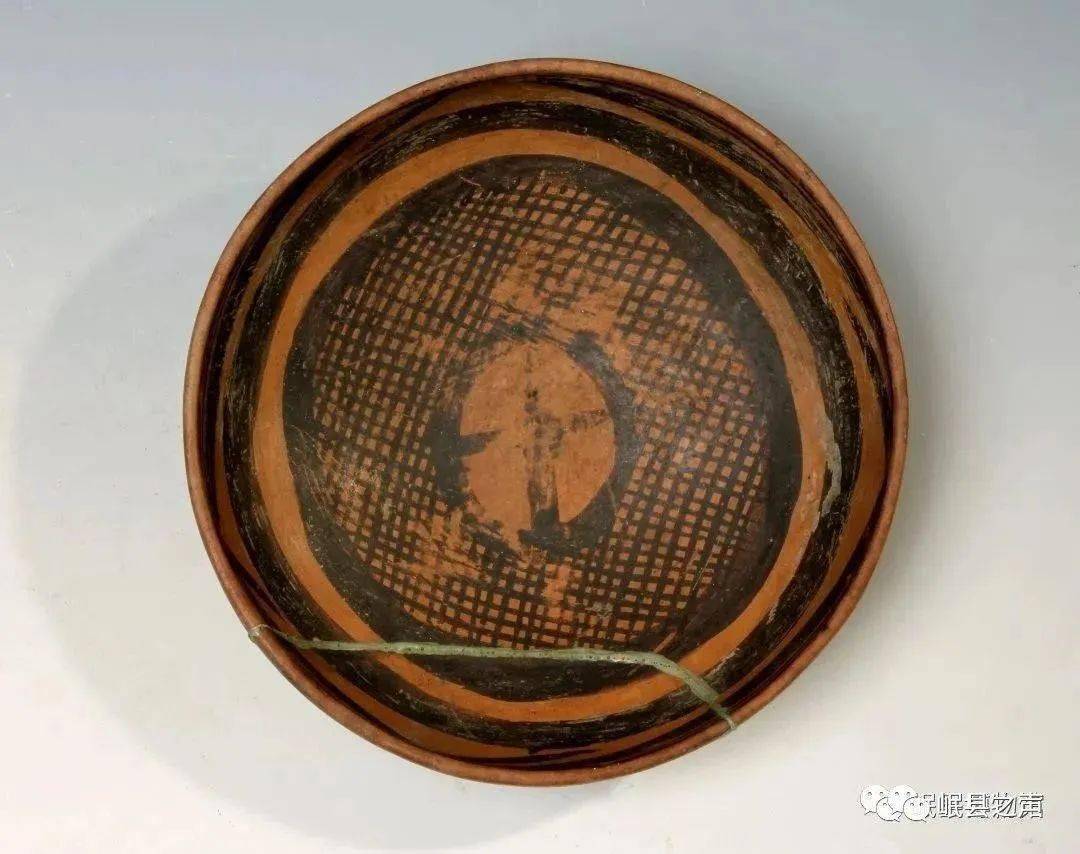 岷博典藏马家窑文化圆圈网格纹彩陶钵_岷县_图案_来源