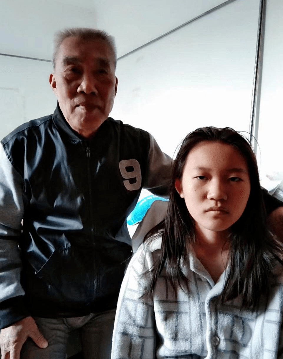 太平桥街道万泉寺社区"五老"代表刘世亮和北京教育学院丰台分院附属