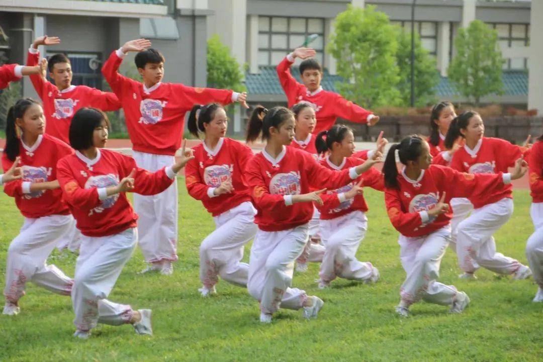 順德區龍江龍山中學學生練習粵韻操.你的學校有推廣和普及粵韻操嗎?