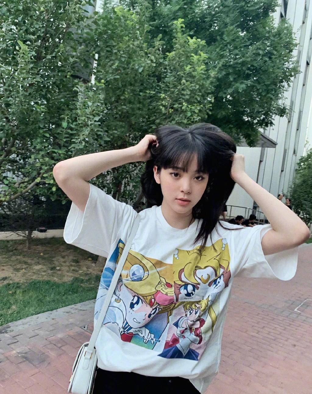 欧阳娜娜首次剪空气刘海,穿美少女t恤,19岁脸没变气质更吸引人_衣品