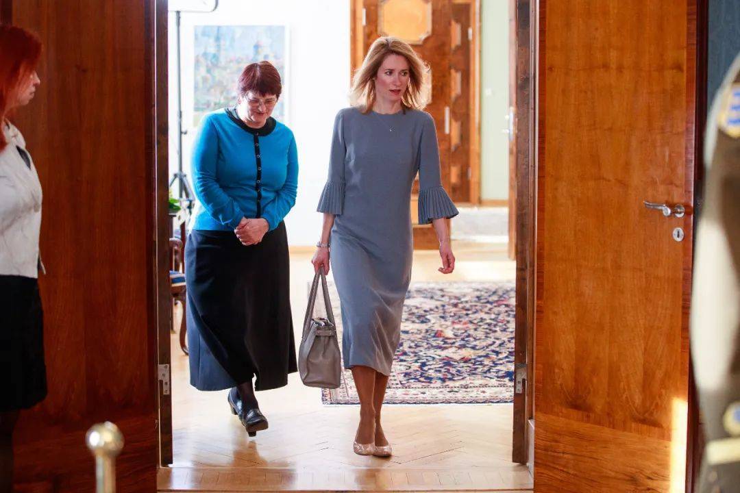 卡娅·卡拉斯_连衣裙_紫红色