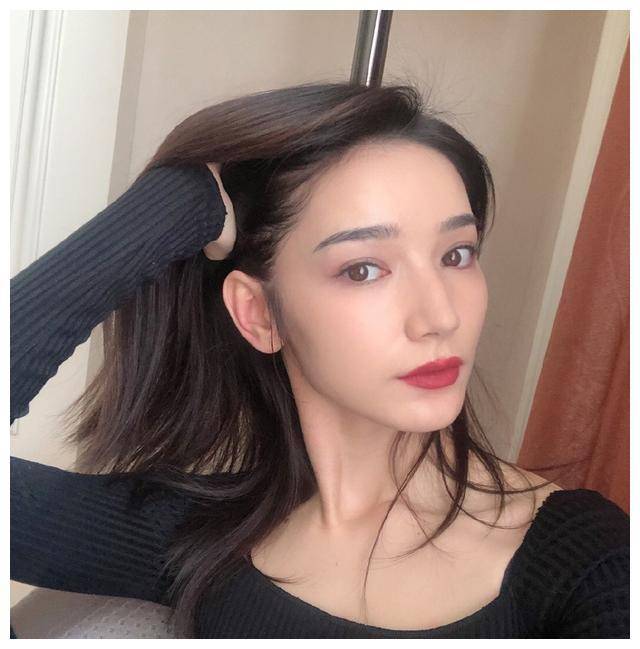 代斯是杨幂旗下小花,今穿黑色低领针织衫,配红唇长发气质太迷人_白色