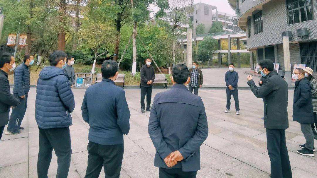 璧山中学校长廖万华组织召开疫情防控和线上教学工作调度会学校领导