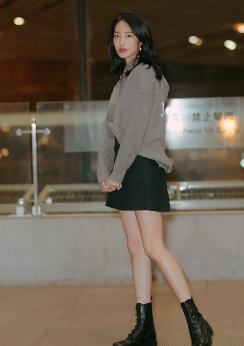 杨采钰一如既往的复古,小吊带配纯黑西装,修饰身材展现优雅气质