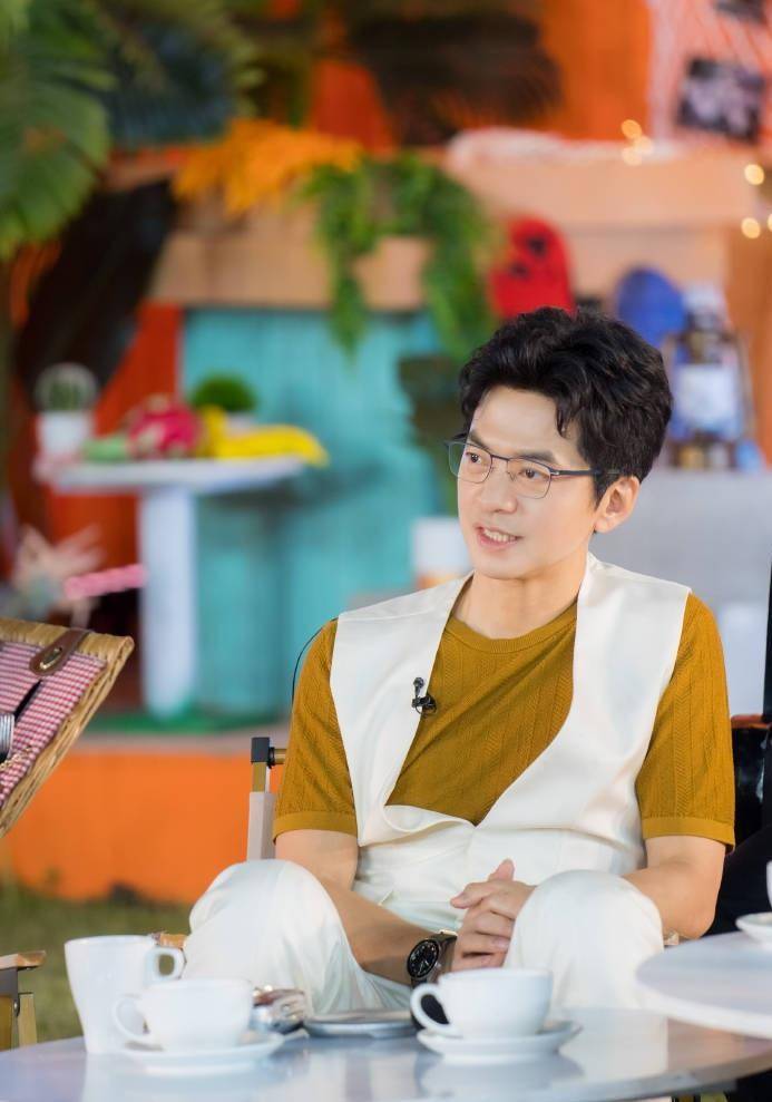 李健,周深的《贝加尔湖畔》,像微风,像月光,醉了这夏夜_唯美_声音