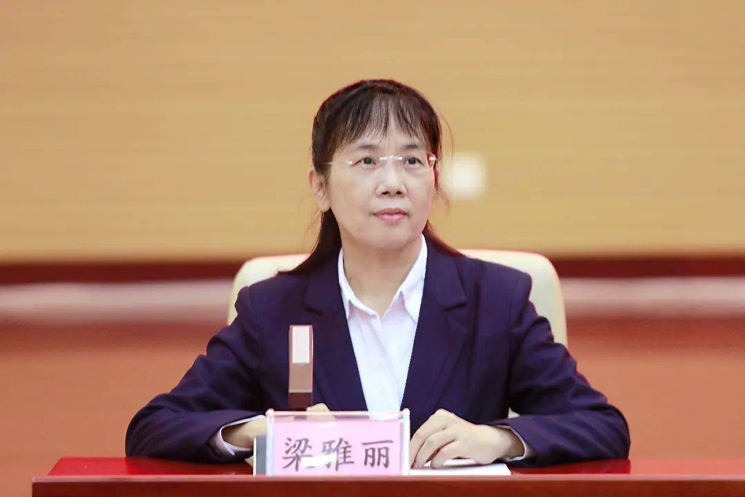 自治区环境保护宣传教育中心主任梁雅丽主持人:鹿寨县人民政府副县长