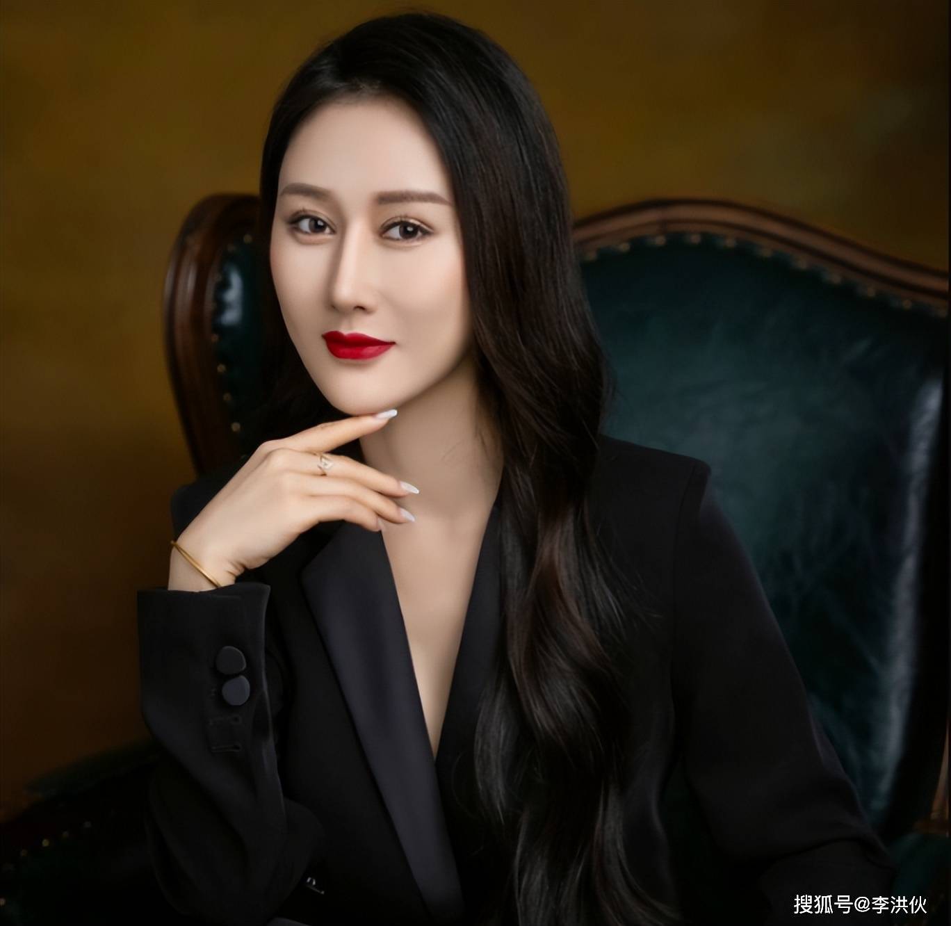 叶珂发文否认与黄晓明恋情,准备起诉造谣者,小胡静点赞网友评论