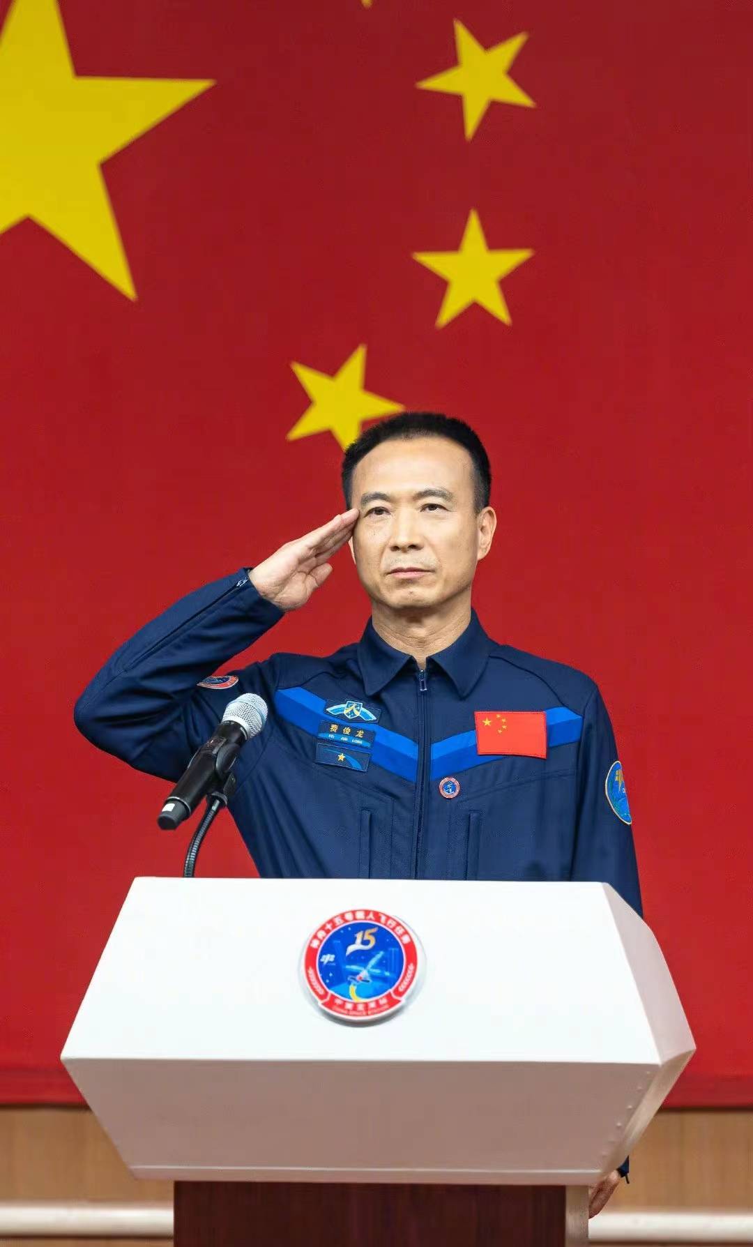 2005年神舟六号,飞天航天员费俊龙,聂海胜踏雪出征,在狭窄的舱内