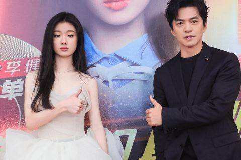 我们没有看完整季《中国好声音》,但还是对单依纯充满了好奇心,毕竟之