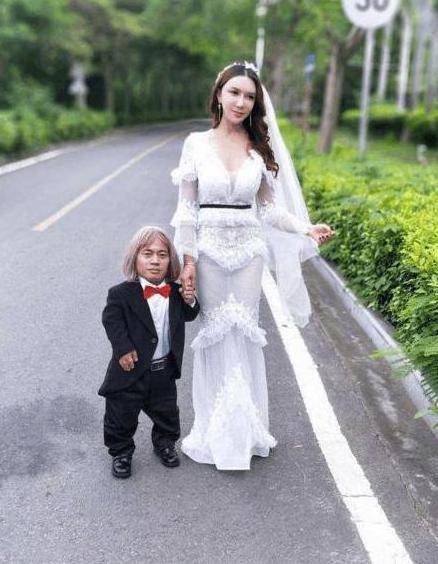 原创潘六姐龚玥菲拥吻郭德纲1婚嫁侏儒2婚嫁巨人好牌打成稀烂