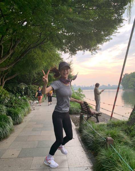 热爱瑜伽的张静初也同样热爱有氧运动,跑步是张静初的标配,边跑步边