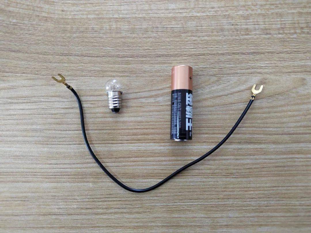 01在此基础上,顺理成章地给出电池盒,灯座,开关,导线,灯泡和电池,同学