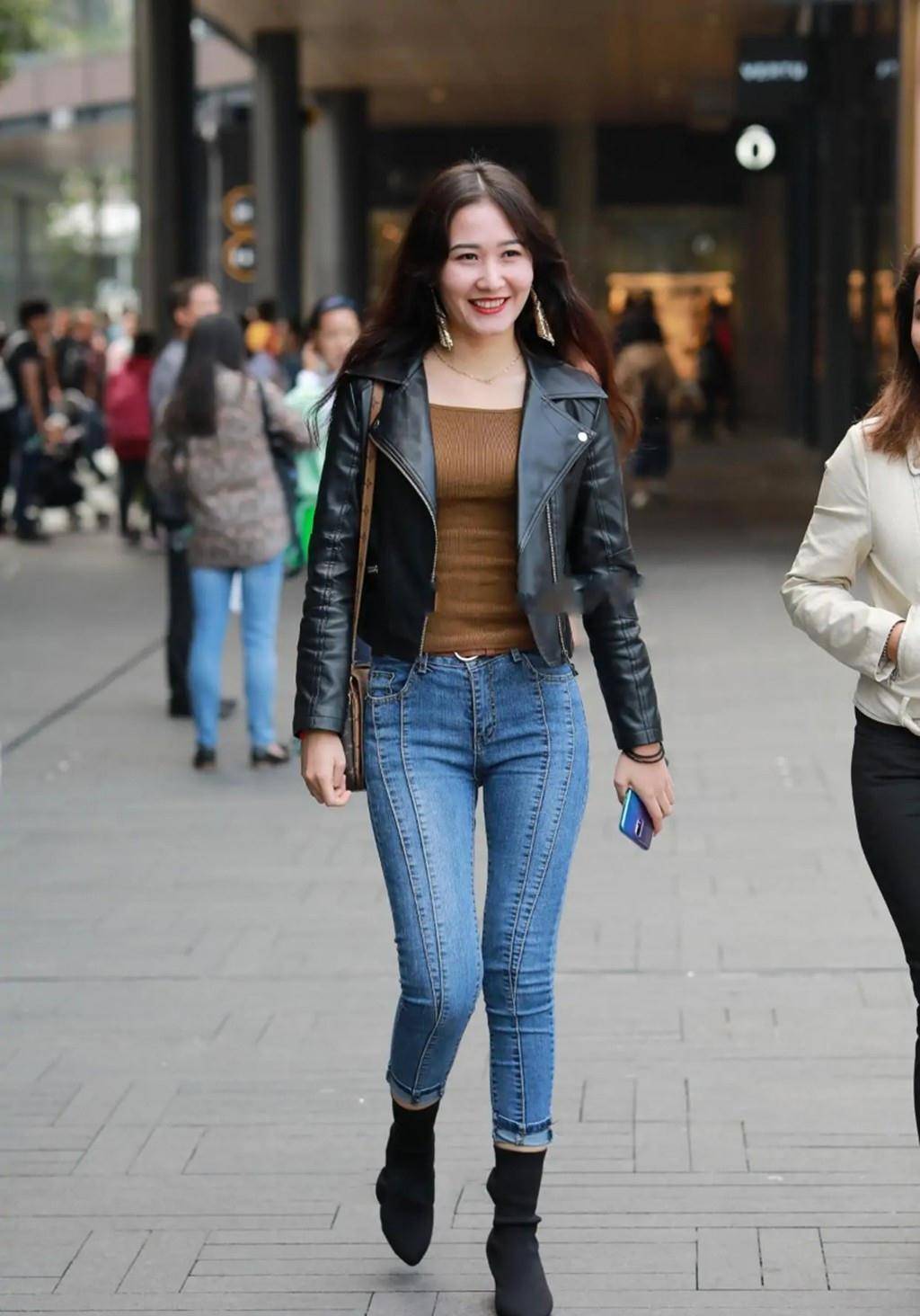 秋冬穿搭分享,黑色皮衣 紧身牛仔裤,时髦又帅气!_感觉_翻领_因为