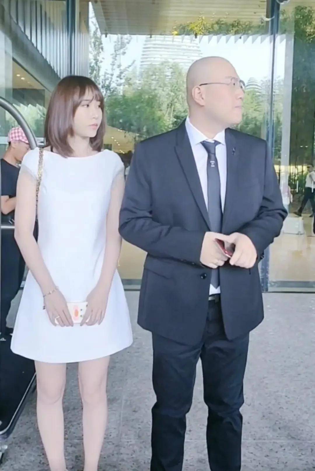 伽柏的老婆回忆说:第一次听到伽柏的歌声很惊讶!