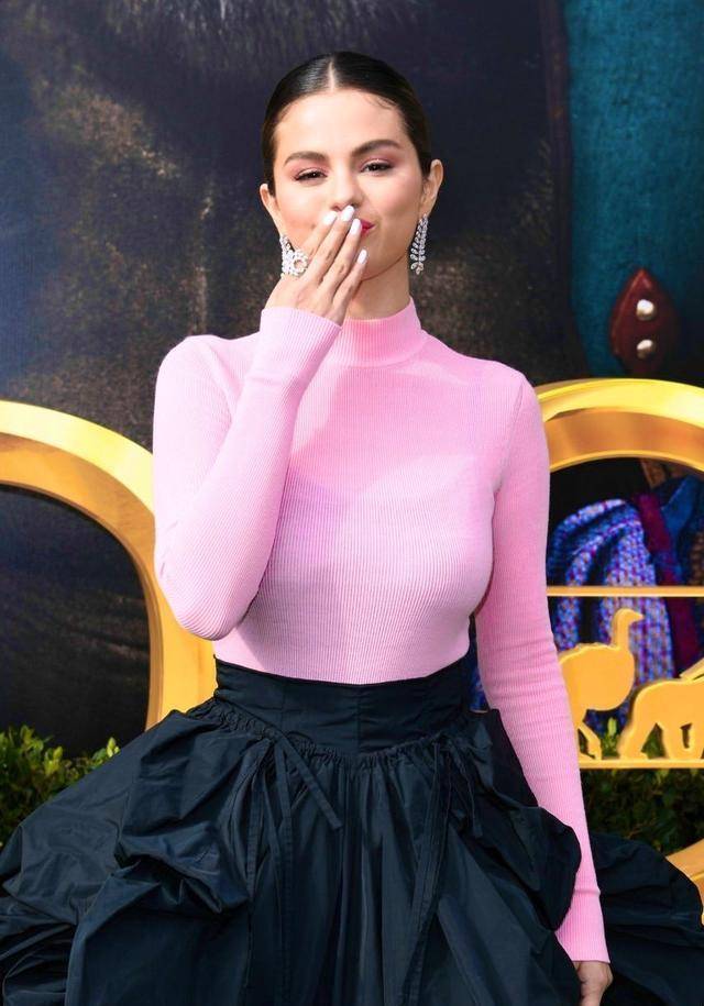 赛琳娜美黑过度,扎双麻花辫变机车girl,圆脸p成尖下巴撞脸比伯_风格