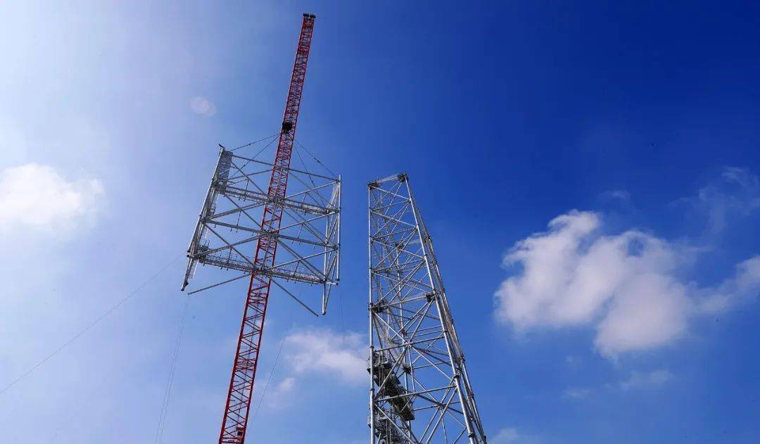 巴陵石化火炬塔架主体吊装完成_进行_公司_单位