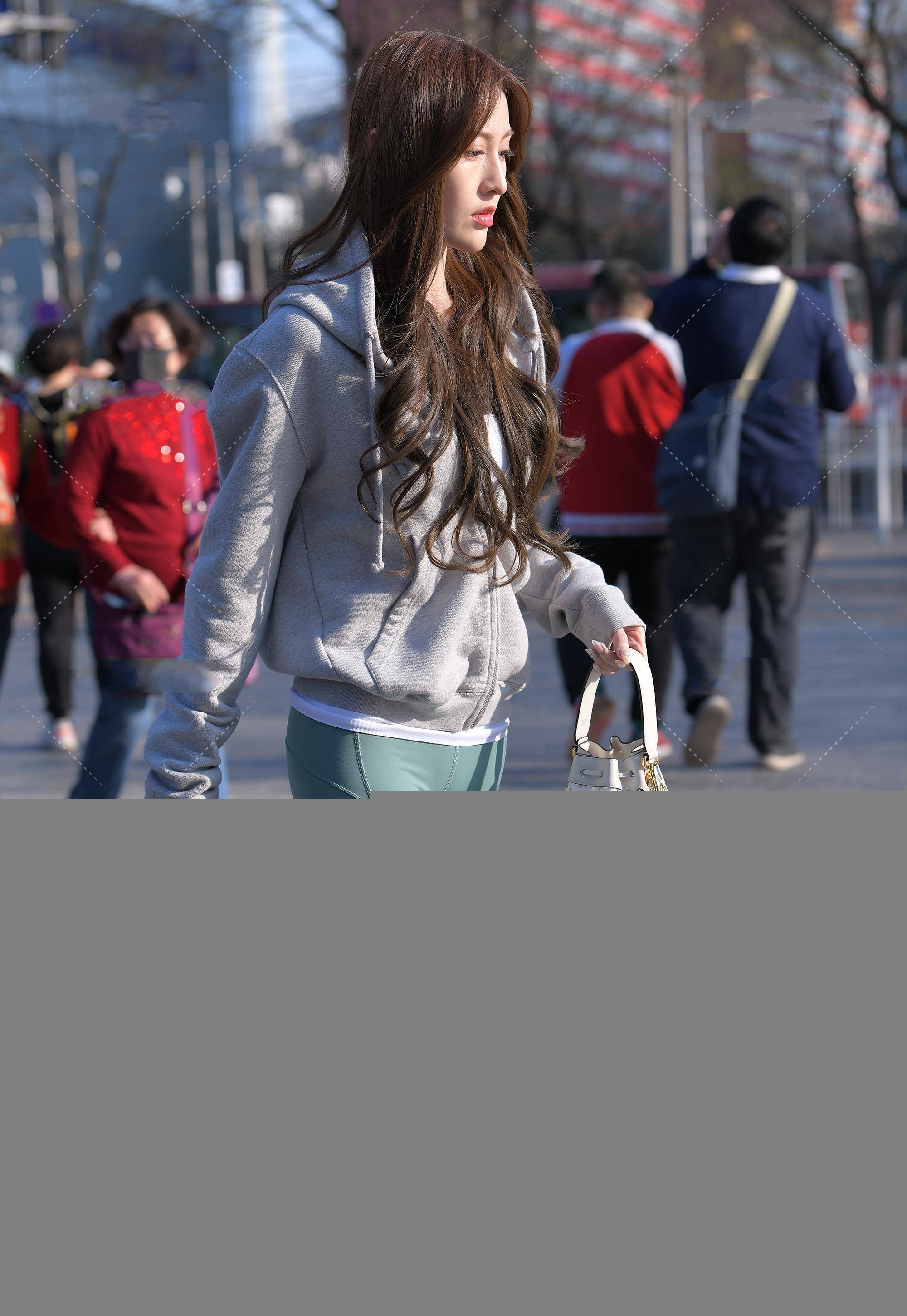 街拍美女:灰色运动服搭配豆青色瑜伽裤,青春洋溢,朝气蓬勃_时尚_穿着