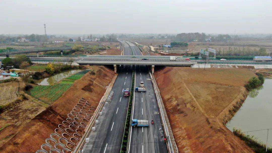 11月27日下午,记者在s244项目下穿g40沪陕高速公路施工现场看到,目前