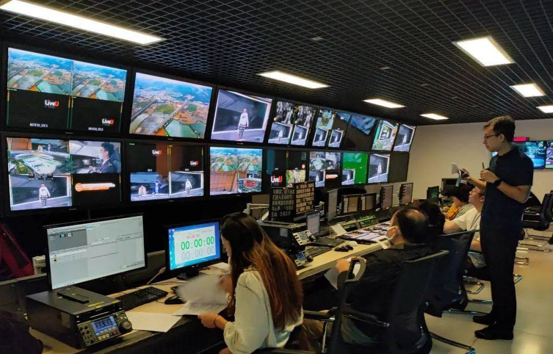 南宁广播电视台与崇左广播电视台工作人员在南宁台演播室合排.