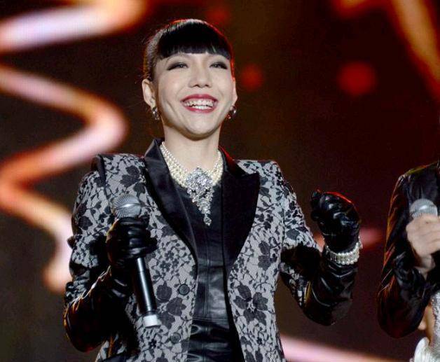 代言费曾高达1亿多,如今靠挣钱商演为生,吴莫愁怎么就过气了_哈林