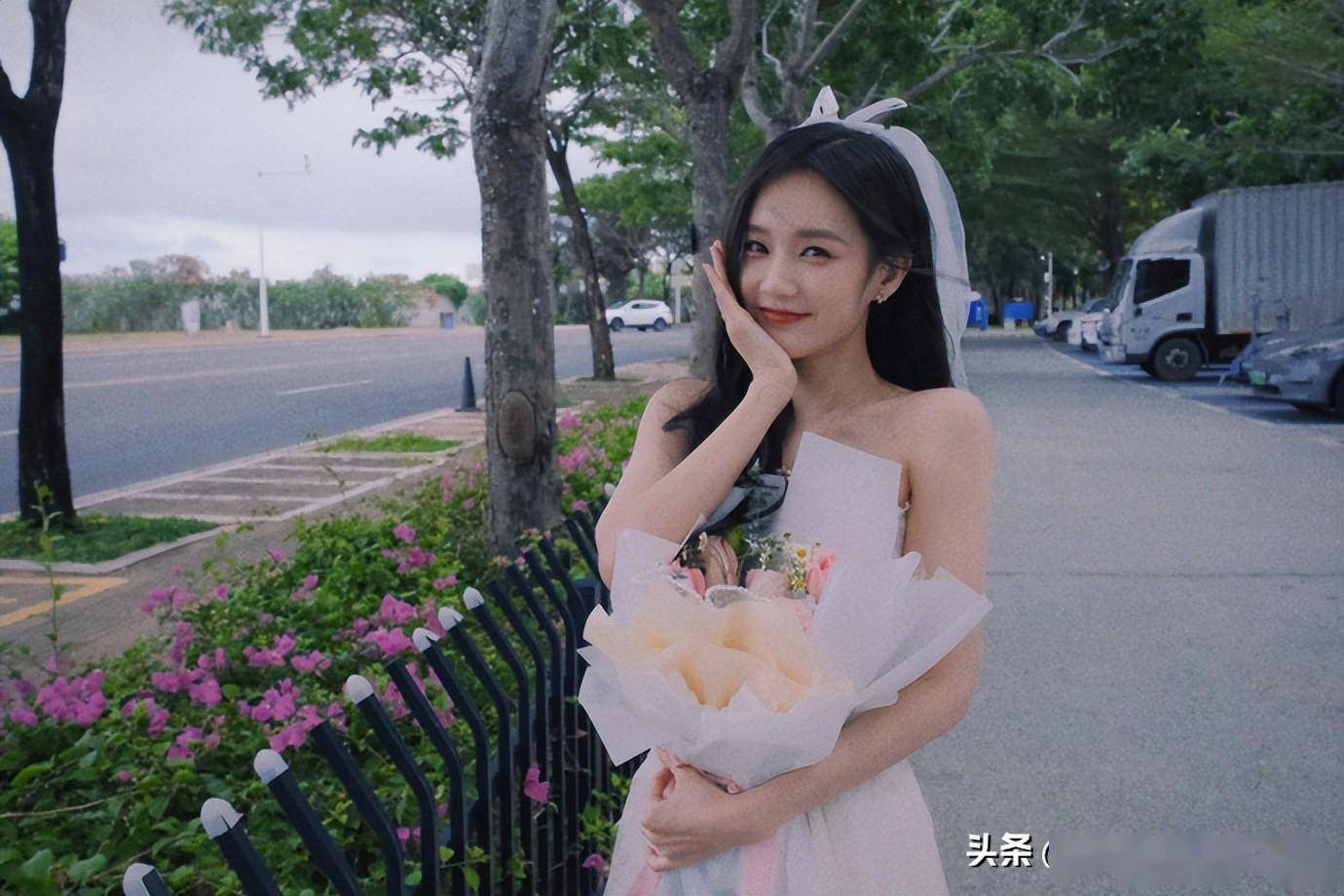 李一桐晒婚纱营业照笑容甜美 配文不要为谁改变自己_电视剧_烈焰_鲜花