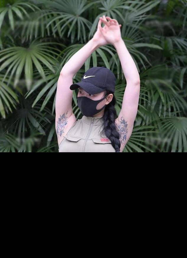 美女居然把纹身纹在了胳肢窝处,虽然每个人对美的理解各有不同,不过