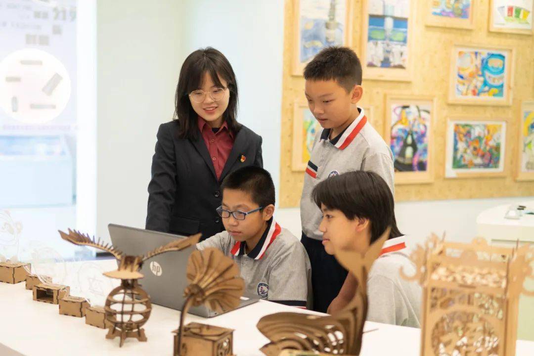 "记者来到紫茶中学,彼时张又红正跟学生们聊天,七(9)班学生张佳馨问道