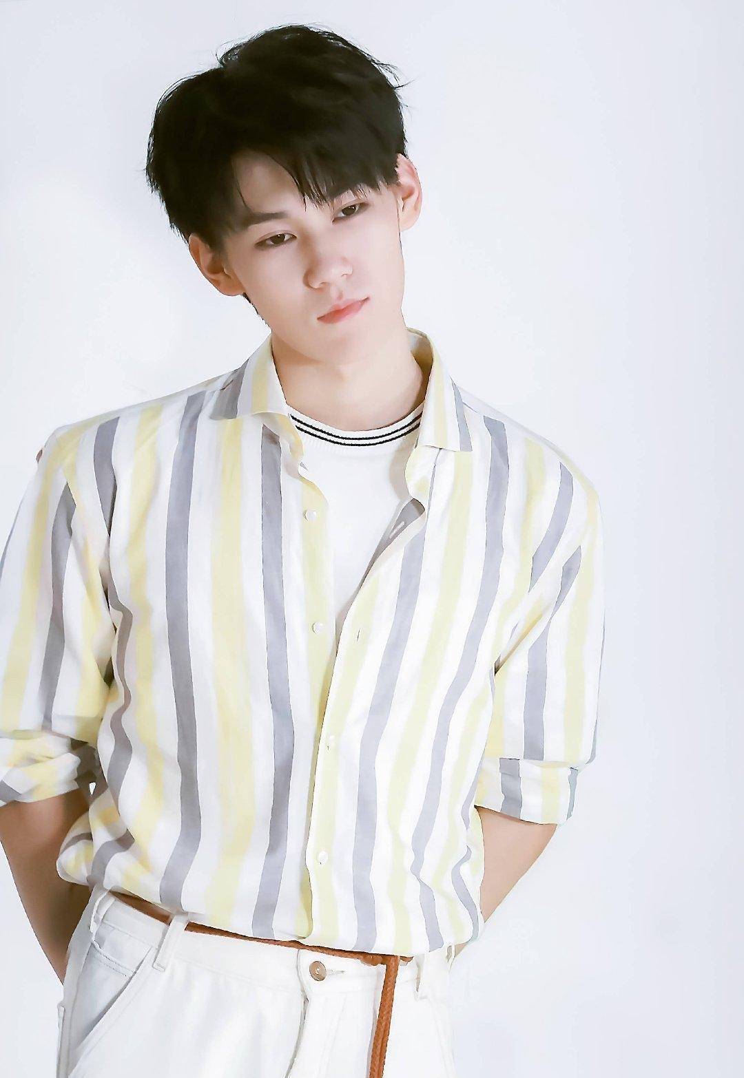 十八楼最想嫁的张真源,温柔搞笑情商超高,穿搭满满是少年感_卫衣真