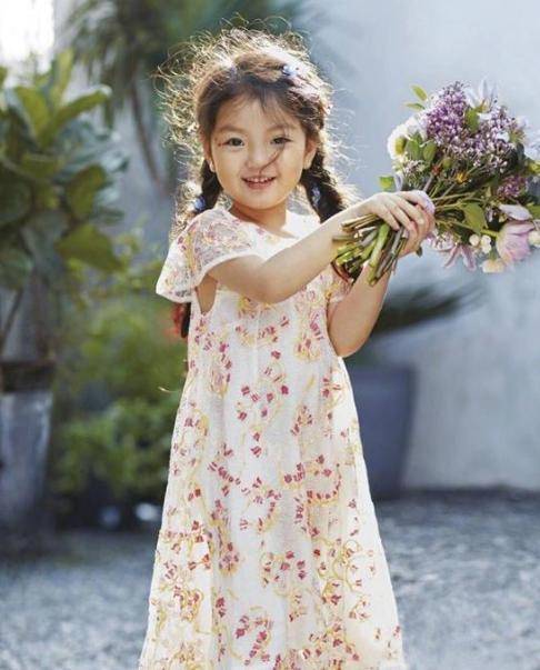 4岁走红的阿拉蕾,被父母过度消费后,如今现状,网友:扼腕叹息_孩子